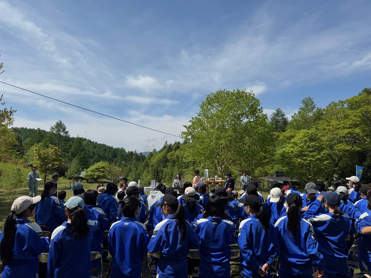 中学３年生も参加して神事や植栽が行われました。